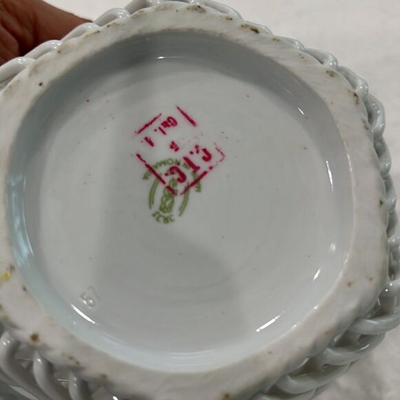 Vintage Romanian Porcelain Breakthrough Basket - Picture 3 of 5